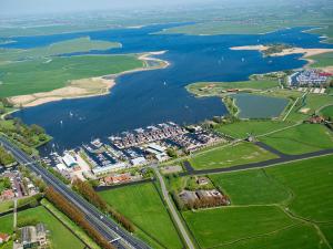 UitgeestにあるApartment De Meerparel-5の市街と川の空中景