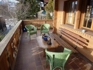 d'une terrasse avec des chaises et une table sur un balcon. dans l'établissement Apartment Drive - Nr- 3 by Interhome, à Gstaad
