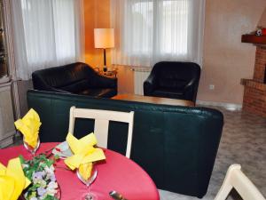 ランポーヤにあるVilla Casa escorpion by Interhomeのリビングルーム(テーブル、ソファ付)