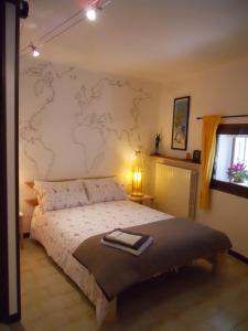 una camera da letto con un letto con una mappa sul muro di B&B Ca' Morino a Verona