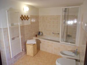 ein Badezimmer mit einer Badewanne, einem WC und einem Waschbecken in der Unterkunft B&B Ca' Morino in Novaglie
