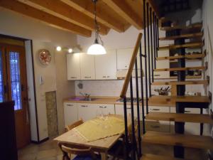 eine Küche und ein Esszimmer mit einem Tisch und einer Treppe in der Unterkunft B&B Ca' Morino in Novaglie