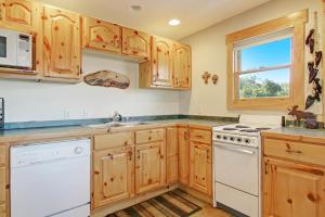 Kuchyň nebo kuchyňský kout v ubytování Ptarmigan Mountain 202 Condo