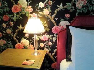 eine Lampe auf einem Nachttisch neben einem Bett in der Unterkunft Laurella Cottage in Blenheim