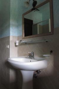 マッサ・マルターナにあるIl Vignaleのバスルーム(白い洗面台、鏡付)