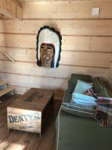 um quarto com uma parede de madeira com uma cabeça na parede em Walden Cabin em Steninge