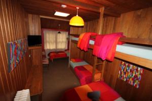 クーマにあるBunkhouse Motelの二段ベッド2台、テレビが備わる小さな客室です。