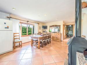 Kuchyňa alebo kuchynka v ubytovaní Holiday Home Sa Coma de Campanet by Interhome