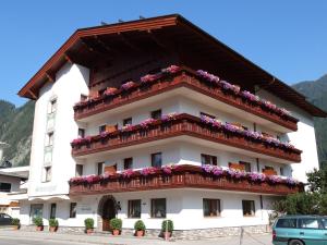 un edificio con flores en los balcones en Scheulinghof en Mayrhofen