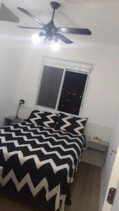 um quarto com uma cama em preto e branco e uma janela em Perto Aeroporto Salgado Filho e Arena do Grêmio em Porto Alegre