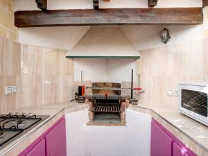 エルス・ポブレッツにあるVilla Sueños del Mar by Interhomeのキッチン(紫色のキャビネット、コンロ付)