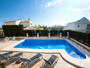een zwembad met stoelen en een huis bij Villa Villa Albert by Interhome in Calpe