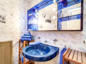 y baño con lavabo azul y espejo. en Apartment Ridaura Beach by Interhome, en Platja d'Aro
