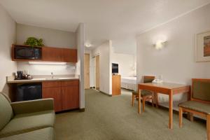 Kitchen o kitchenette sa Days Inn by Wyndham Red Deer