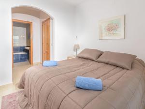ハベアにあるApartment Montanar Luz by Interhomeのベッドルーム1室(大型ベッド1台、青い枕付)