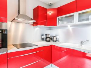 - une cuisine avec des placards rouges et un évier dans l'établissement Holiday Home Valombre by Interhome, à Pontaillac