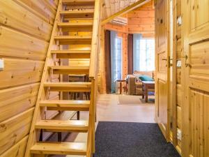 - un escalier dans une cabine aux murs en bois dans l'établissement Holiday Home Rentotahko by Interhome, à Tahkovuori