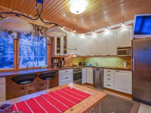 cocina con armarios blancos y techo de madera en Holiday Home Josala by Interhome, en Ruokomäki