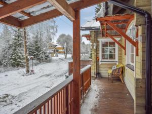 - une vue sur l'hiver depuis la terrasse couverte d'une cabine dans l'établissement Holiday Home Josala by Interhome, à Ruokomäki