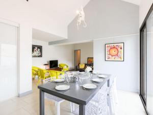 - une salle à manger avec une table et des chaises dans l'établissement Holiday Home Valombre by Interhome, à Pontaillac