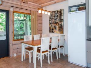 ターコブオリにあるHoliday Home Kultakoto a by Interhomeのダイニングルーム(木製テーブル、椅子付)