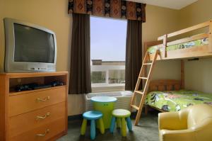 Voodi või voodid majutusasutuse Days Inn by Wyndham Red Deer toas