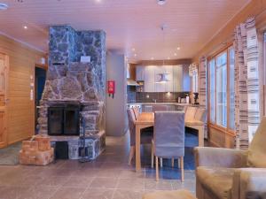 Kuchyň nebo kuchyňský kout v ubytování Holiday Home Hiihtogreeni a by Interhome