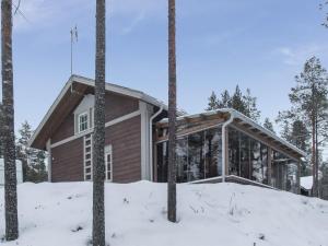 een huis in de sneeuw met bomen bij Holiday Home Seppola by Interhome in Ruka