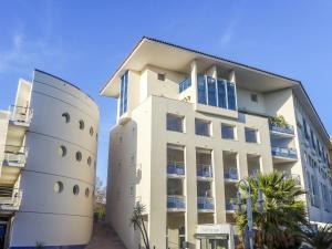 Un bâtiment blanc avec beaucoup de fenêtres dans l'établissement Studio Le Nadir-3 by Interhome, à Fréjus