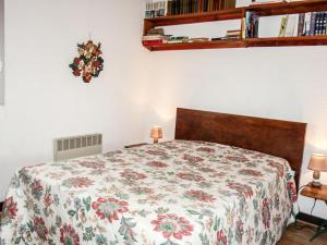 ル・バルカレスにあるApartment Soleil Levant 1 et 2-13 by Interhomeのベッドルーム1室(花柄のベッドカバー付)