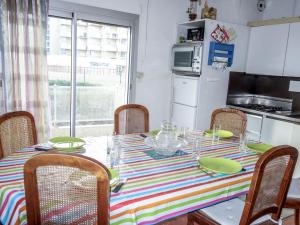 ル・バルカレスにあるApartment Soleil Levant 1 et 2-13 by Interhomeのキッチン(テーブル、椅子付)、ダイニングルーム