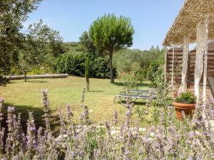タラスコンにあるHoliday Home La Maison dans les Oliviers by Interhomeの紫の花が咲く庭園