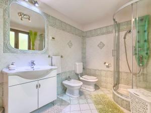 Łazienka w obiekcie Holiday Home Darija by Interhome