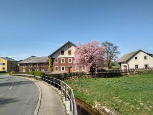 ein Haus mit einem Zaun neben einer Straße in der Unterkunft Ferienwohnung Maringer in Ungenach