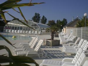 Swimmingpoolen hos eller tæt på Camping Paradis Le Royon