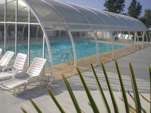 Bazén v ubytování Camping Paradis Le Royon nebo v jeho okolí