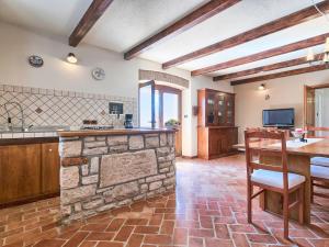 Kuchnia lub aneks kuchenny w obiekcie Holiday Home Darija by Interhome