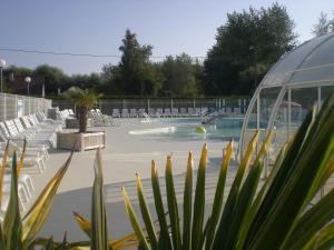 Bazén v ubytování Camping Paradis Le Royon nebo v jeho okolí