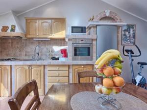 Kuchnia lub aneks kuchenny w obiekcie Holiday Home Darija by Interhome