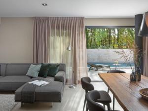 una sala de estar con un sofá y una mesa en Villa Oliva by Interhome, en Pelegrin