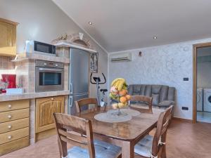 Kuchnia lub aneks kuchenny w obiekcie Holiday Home Darija by Interhome