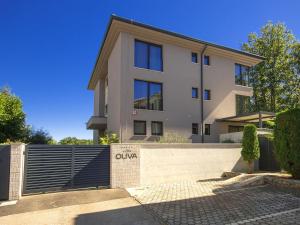 un edificio con una puerta y una valla en Villa Oliva by Interhome, en Pelegrin