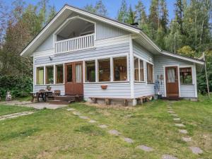 una casa bianca con portico e cortile di Holiday Home Länsipirtti by Interhome a Niskamäki