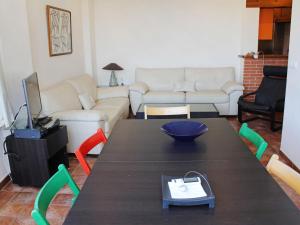 salon ze stołem i kanapą w obiekcie Apartment El Rocío by Interhome w mieście Torremolinos