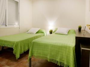Łóżko lub łóżka w pokoju w obiekcie Apartment El Rocío by Interhome