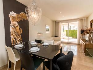 A seating area at Apartment Golde Gardens by Interhome