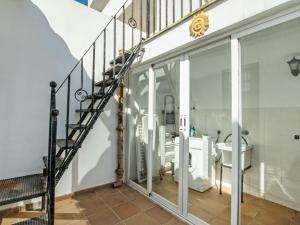 ein Bad mit einer Treppe und einem WC in der Unterkunft Holiday Home Lencant by Interhome in Alcúdia
