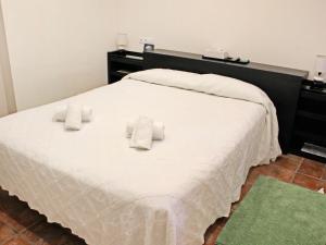 sypialnia z białym łóżkiem i dwiema poduszkami w obiekcie Apartment El Rocío by Interhome w mieście Torremolinos