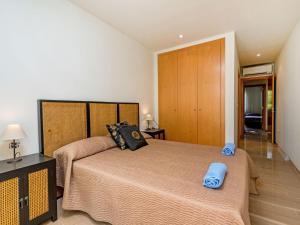 ハベアにあるApartment Golden Gardens-2 by Interhomeのベッドルーム1室(大型ベッド1台、青いタオル付)