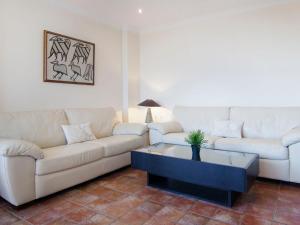 salon z 2 kanapami i stolikiem kawowym w obiekcie Apartment El Rocío by Interhome w mieście Torremolinos